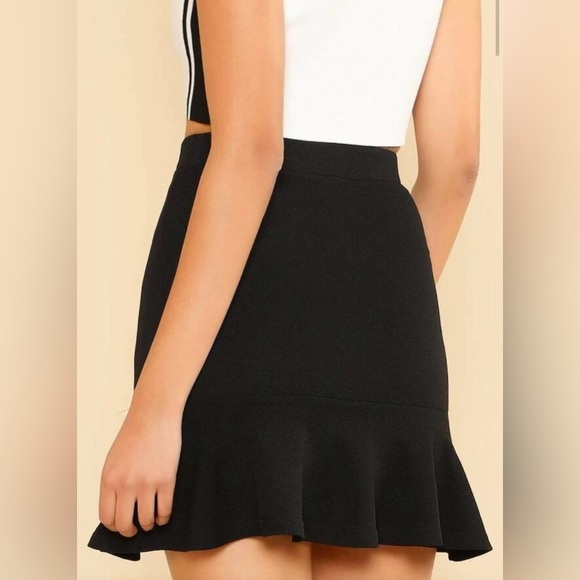 SHEIN mini solid black ruffle hem short stretchy flare skirt womens size Small - Picture 5 of 9